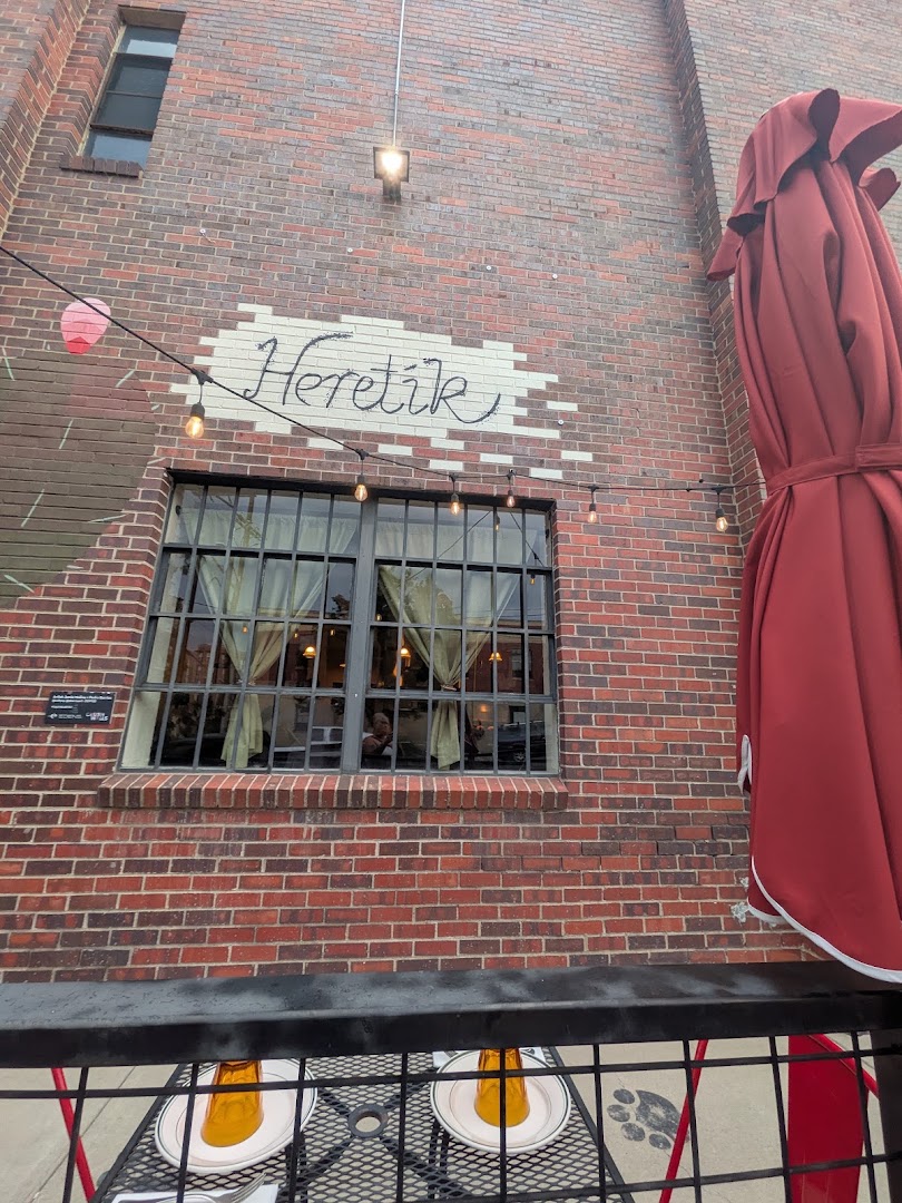 Heretík: clear shot of restaurant exterior