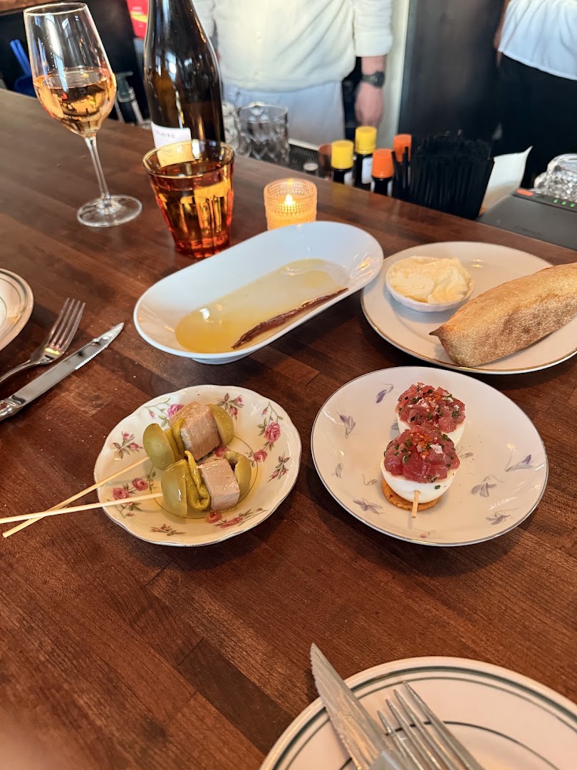 Heretík: appetizing food and drink presentation