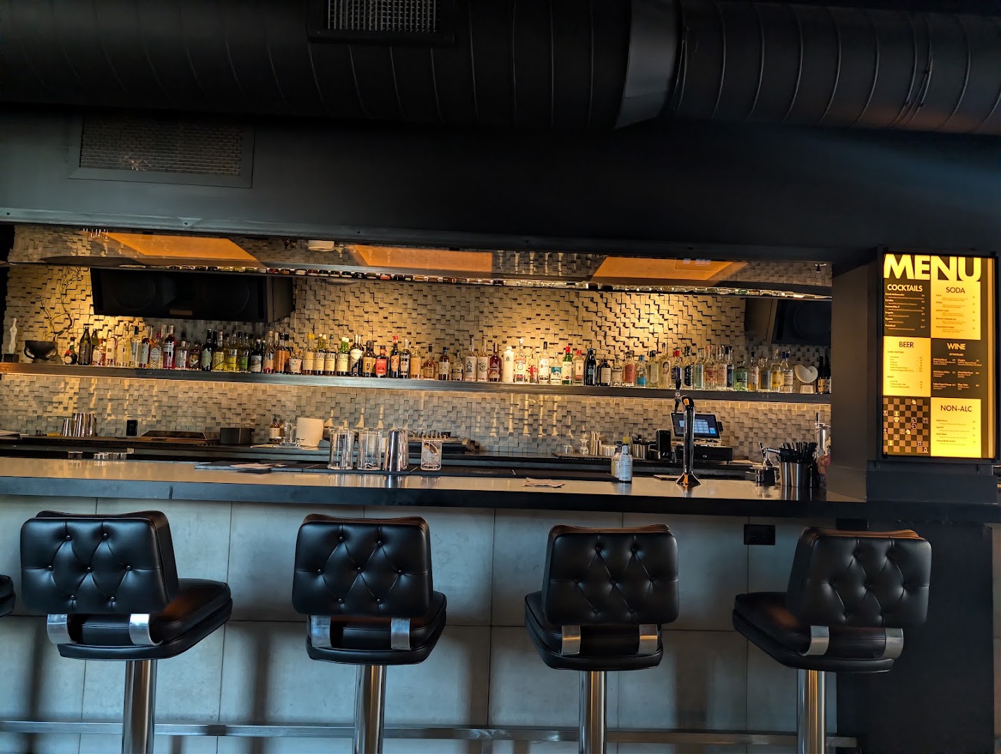 Pigeon: clear, professional shot of bar