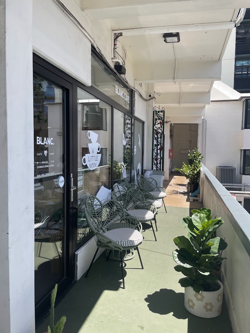 Blanc Nook Cafe: clear, inviting view of terrace