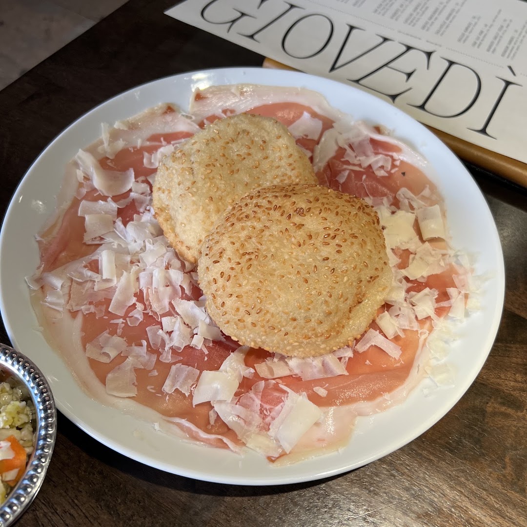 Giovedi: appetizing food photo with branding