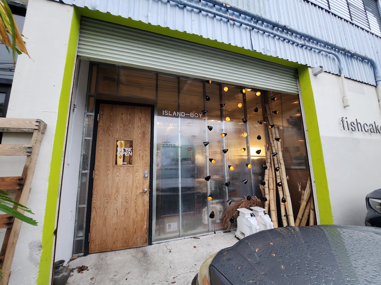 Island-Boy: clear photo of shop exterior