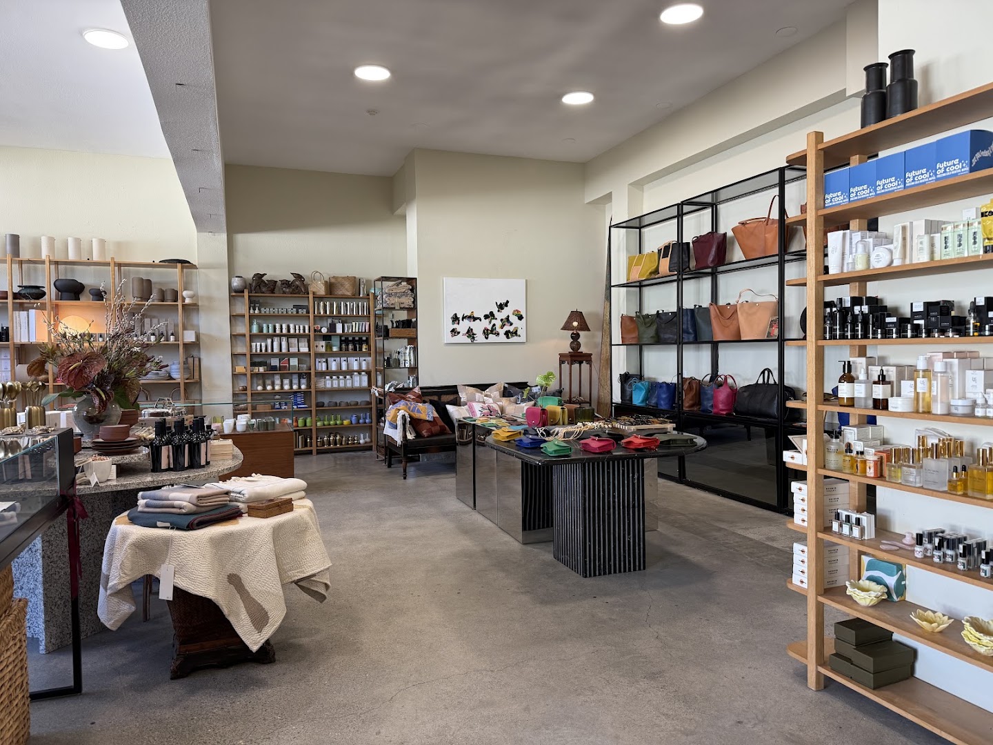 Island-Boy: clear, professional shop interior photo