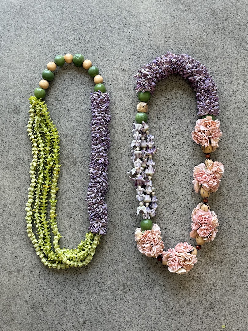 Island-Boy: clear product display of leis