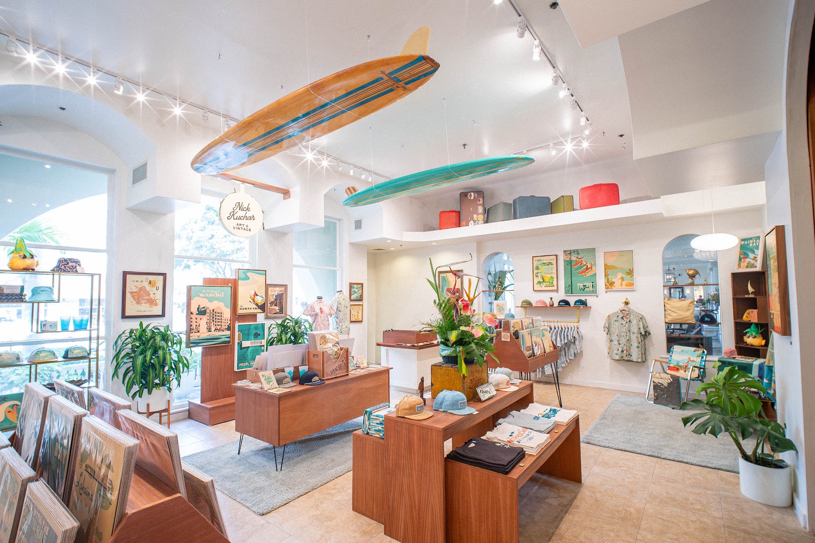 Nick Kuchar Art & Vintage: professional interior shot of gallery
