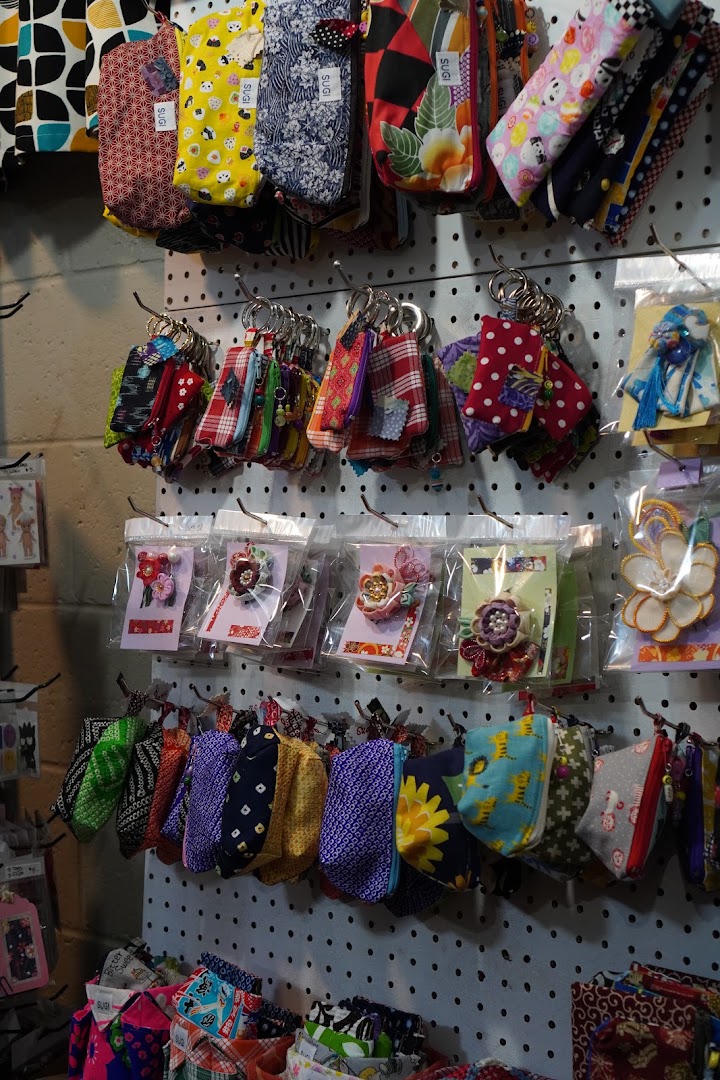 Pitacus Chop Art: clear display of shop products