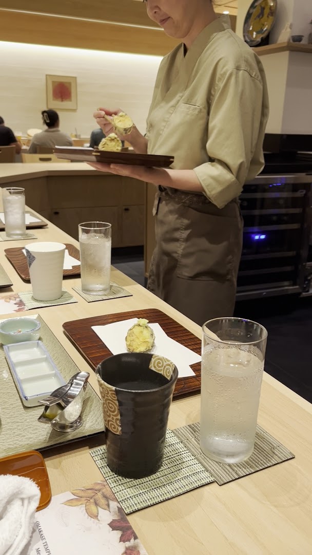 Tempura Ichika: professional shot of restaurant service