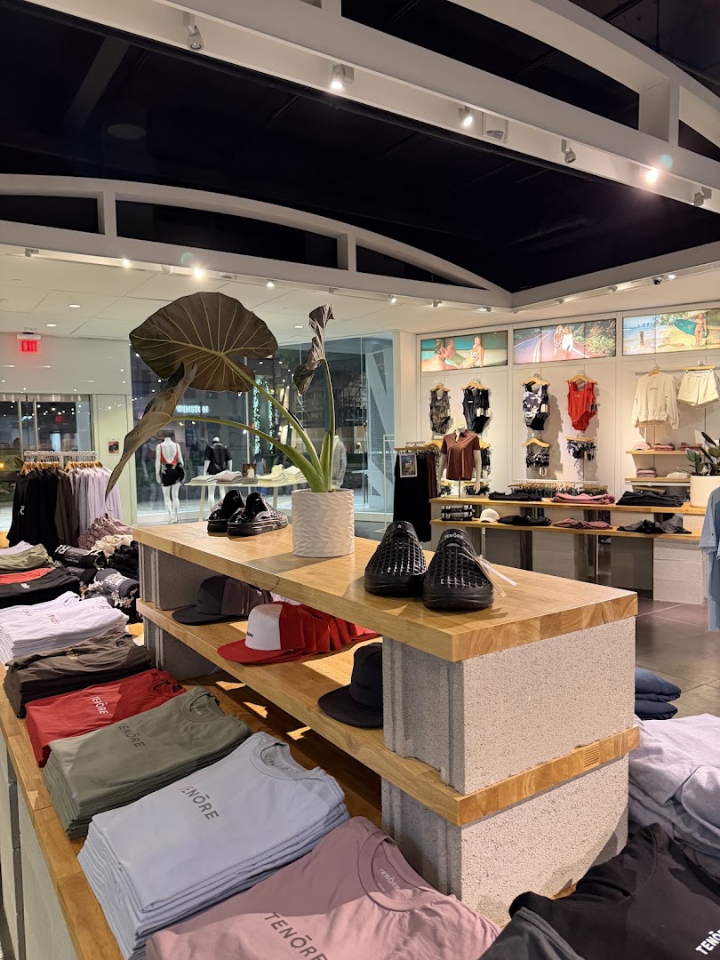 Tenore Waikiki: clear, professional shop interior photo