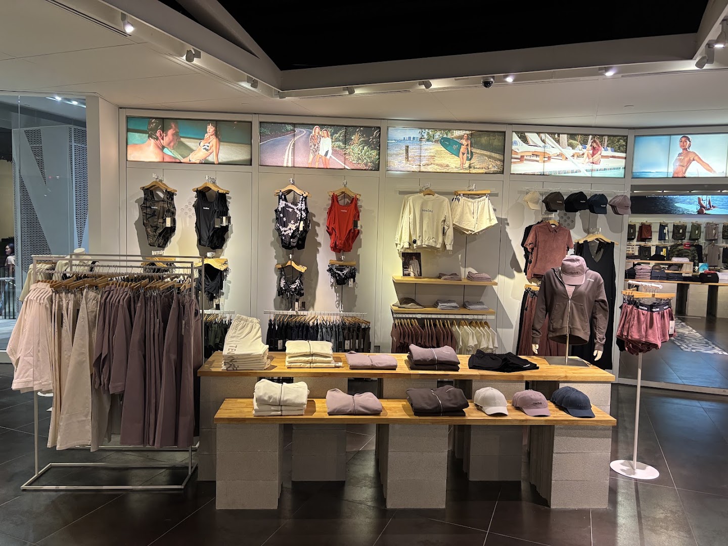 Tenore Waikiki: clear, professional shop interior display