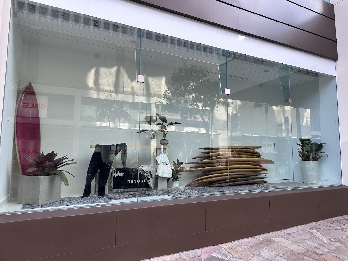 Tenore Waikiki: clear storefront display photo