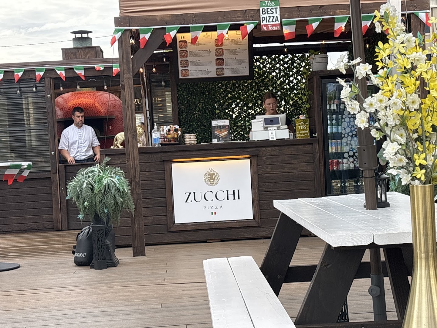 Zucchi Pizza: clear photo of restaurant exterior