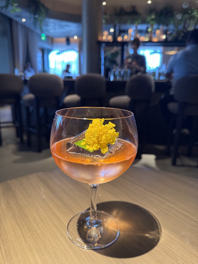 1111: high quality, appealing cocktail photo