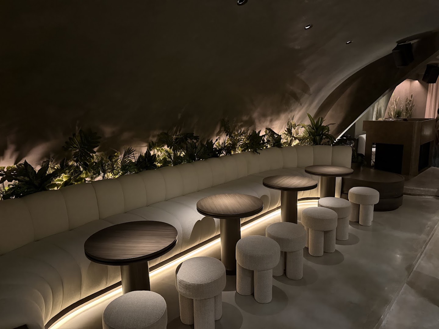 1111: high quality interior atmosphere shot