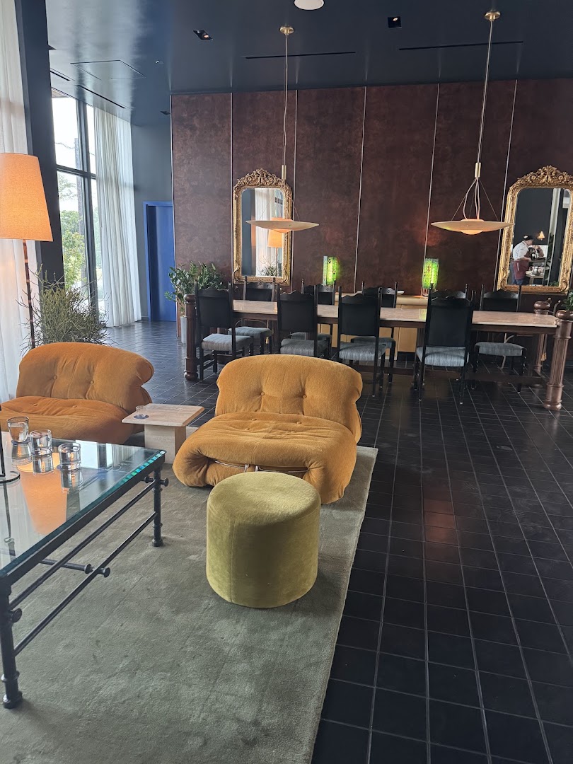 Augustine Lounge: attractive lounge interior atmosphere