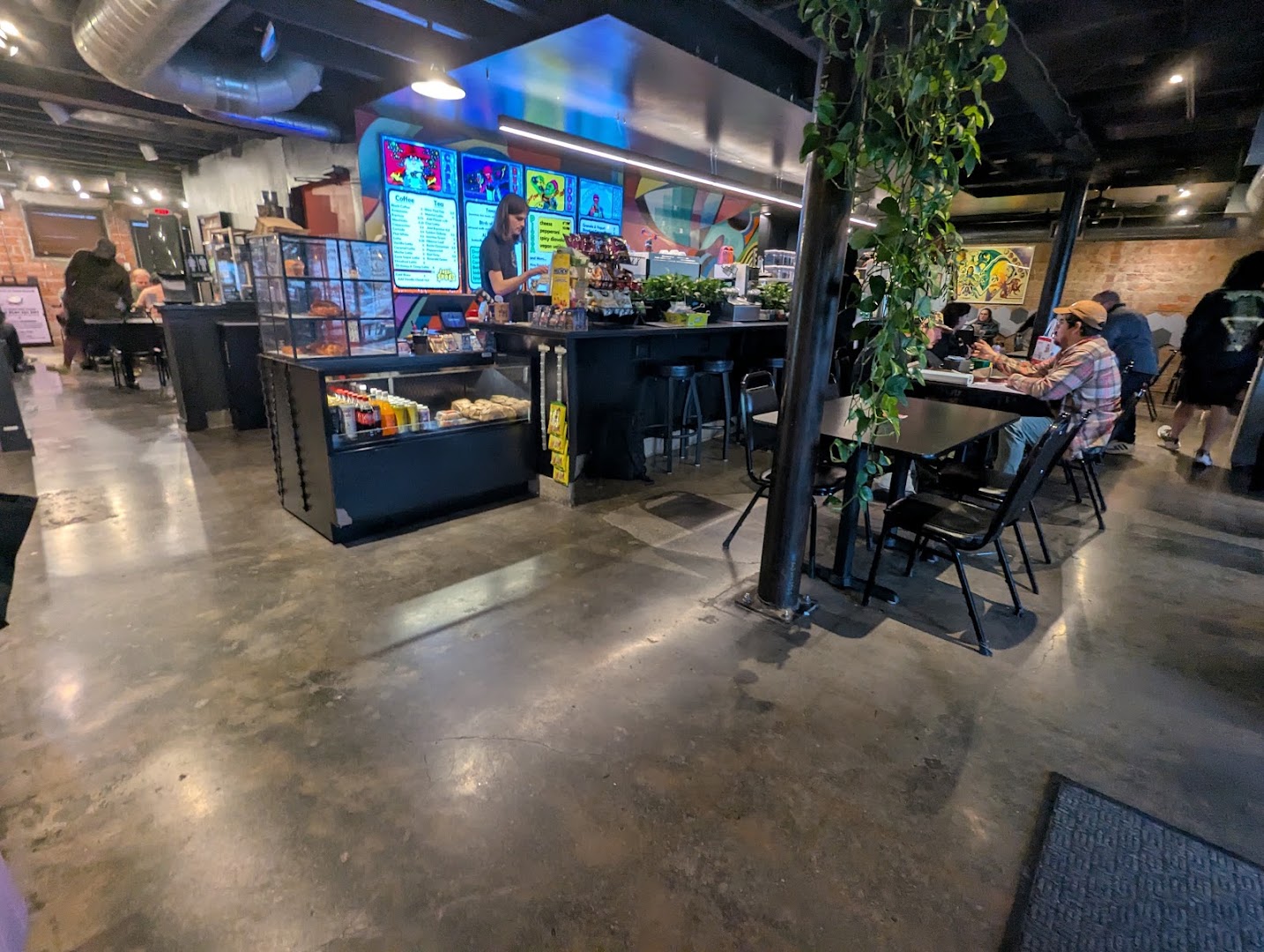 Coral Sword: clear view of venue atmosphere