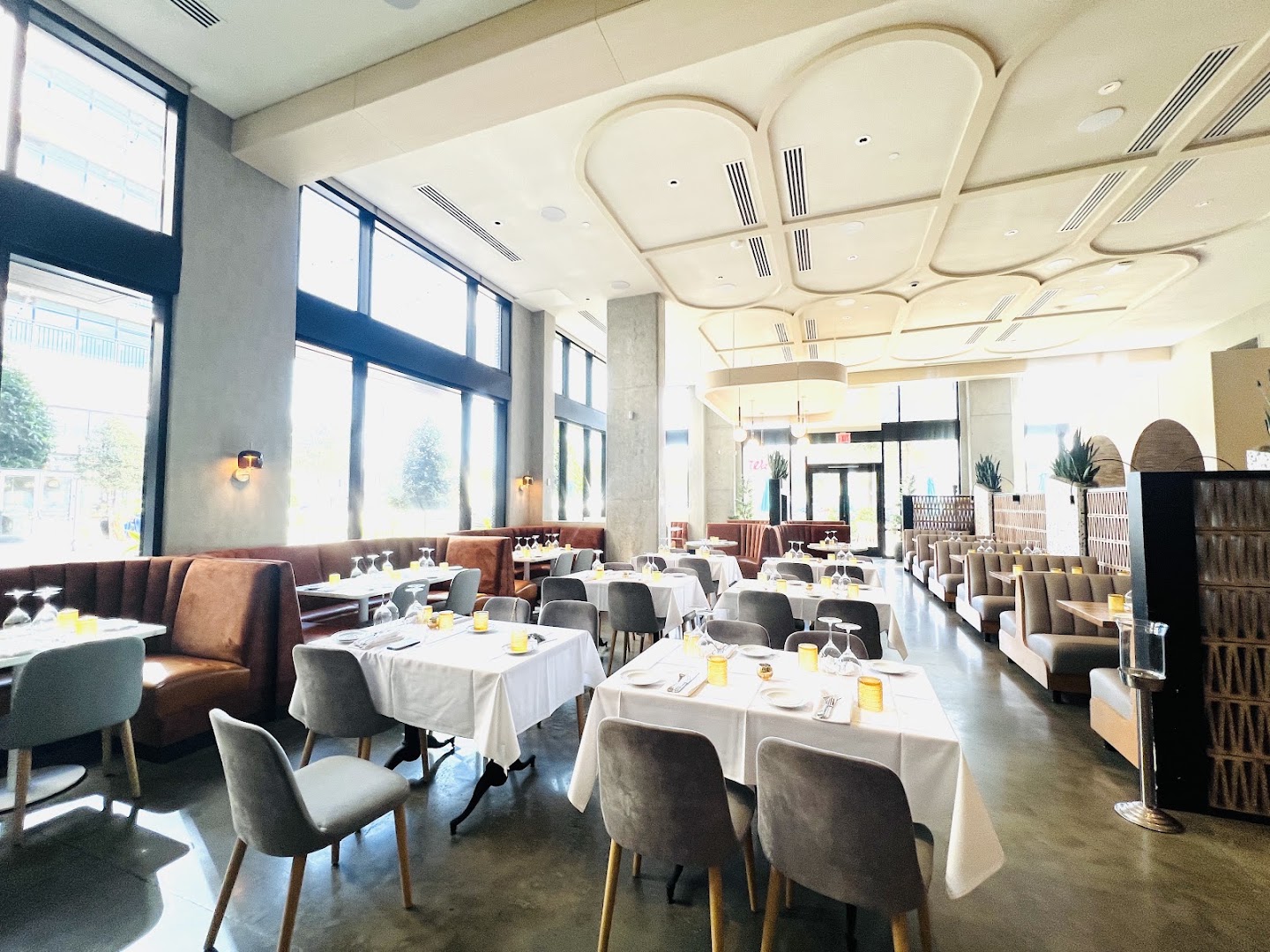 Fielding's Steak: high quality interior dining shot