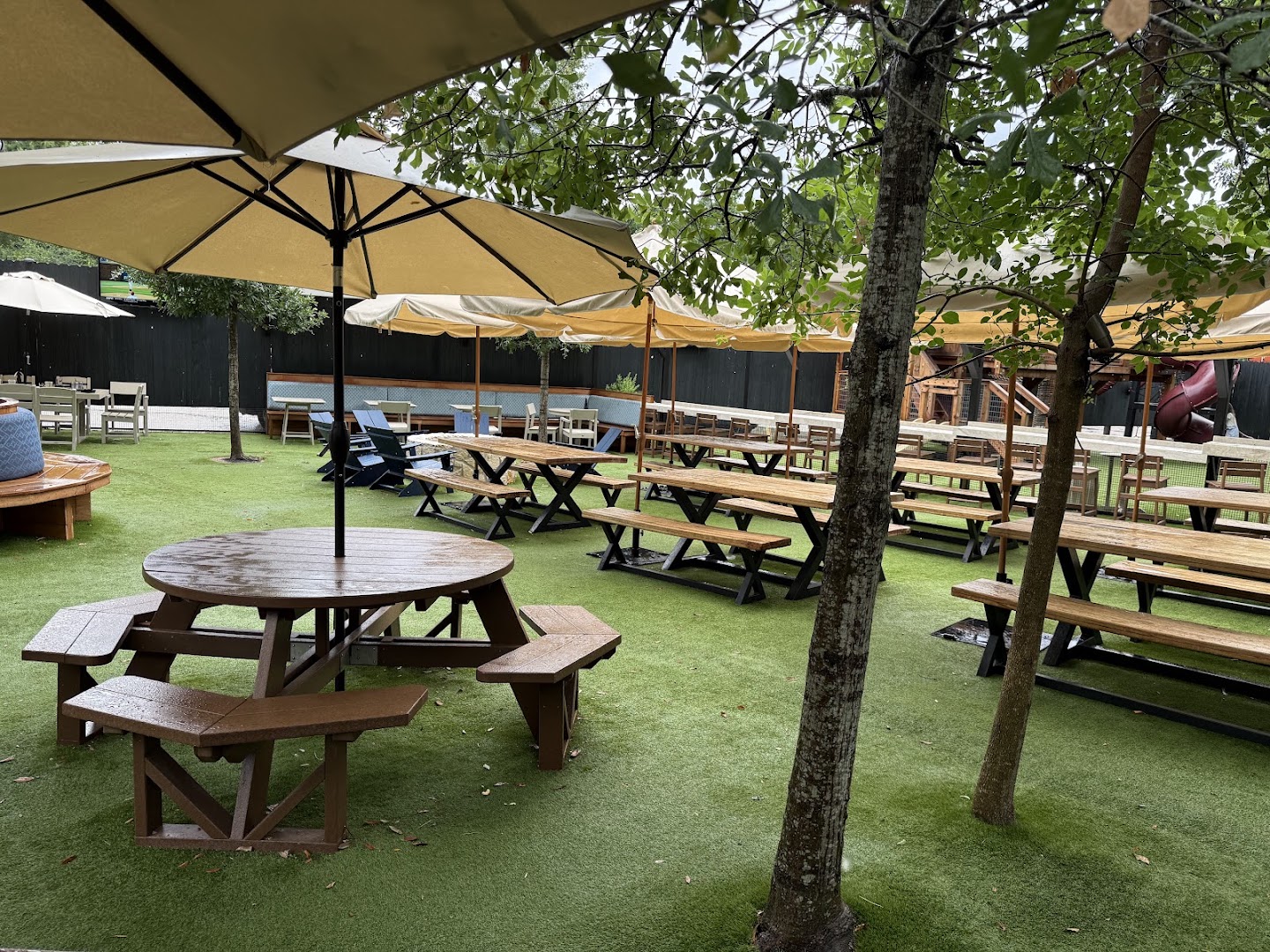 Long Weekend: clear photo of restaurant terrace