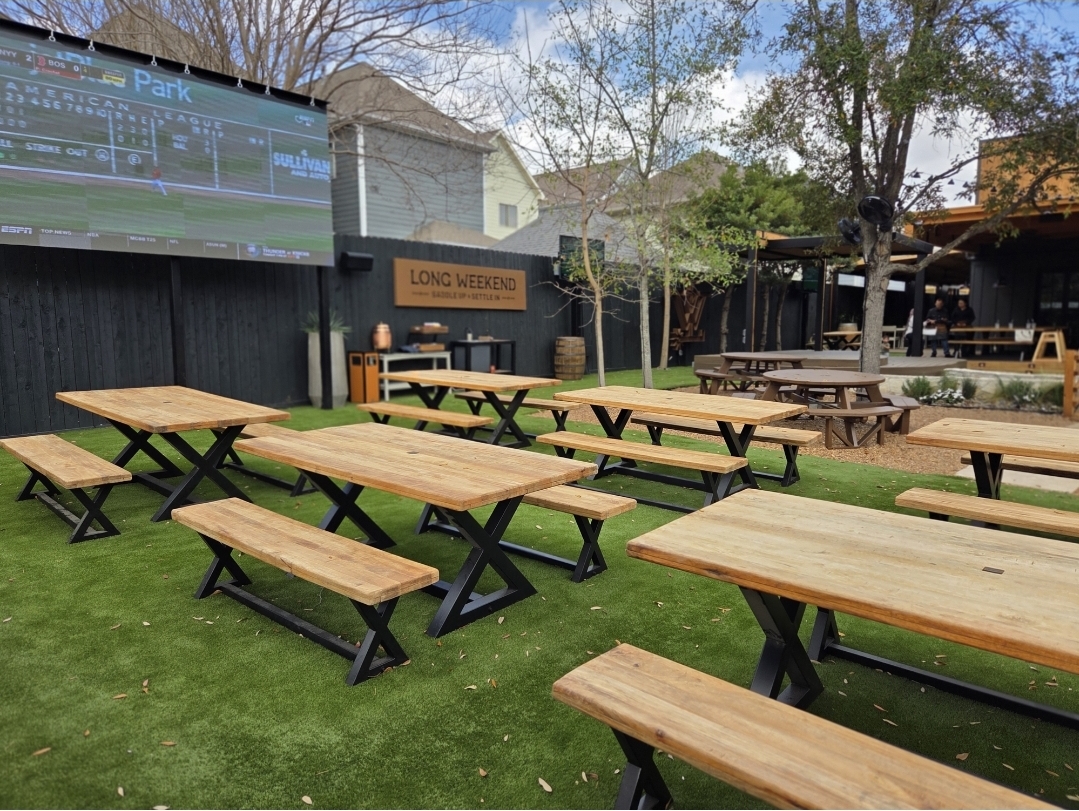 Long Weekend: clear photo of restaurant terrace