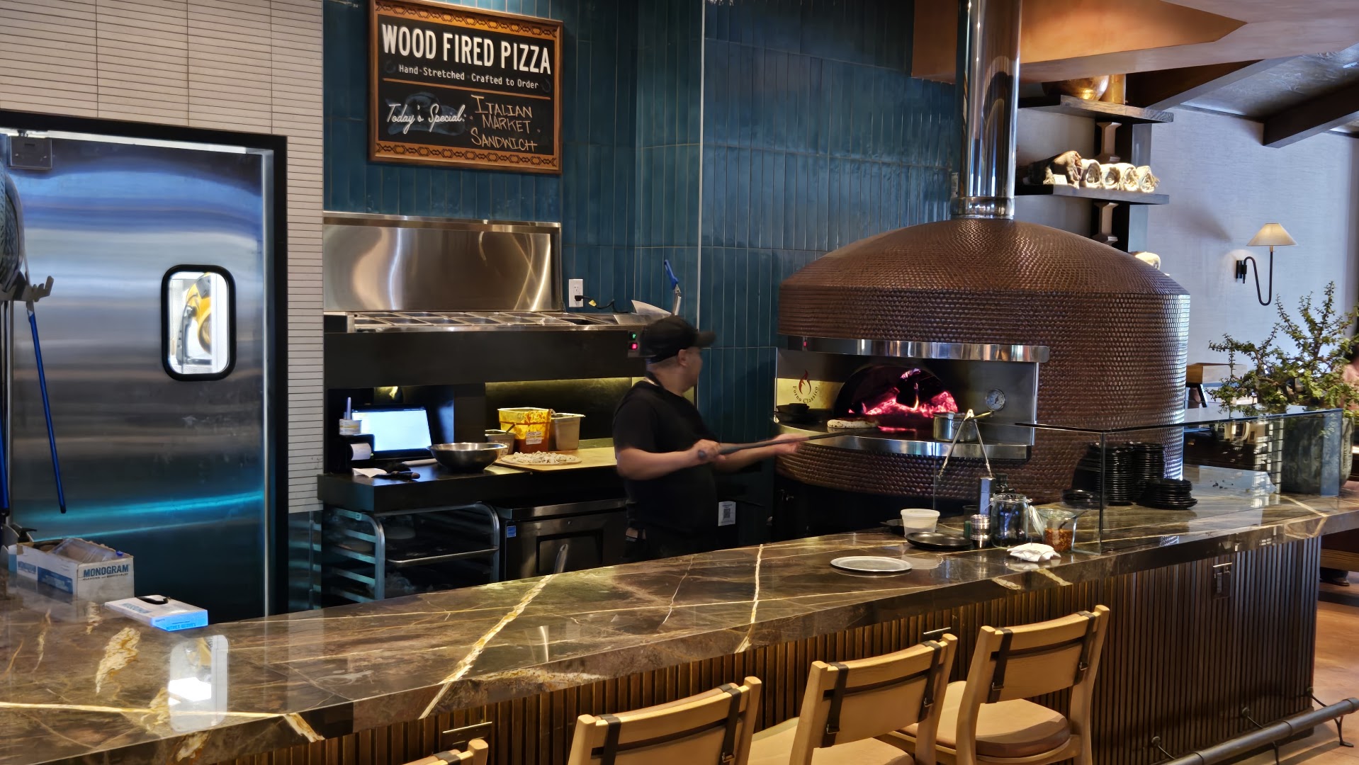 Long Weekend: professional kitchen and atmosphere