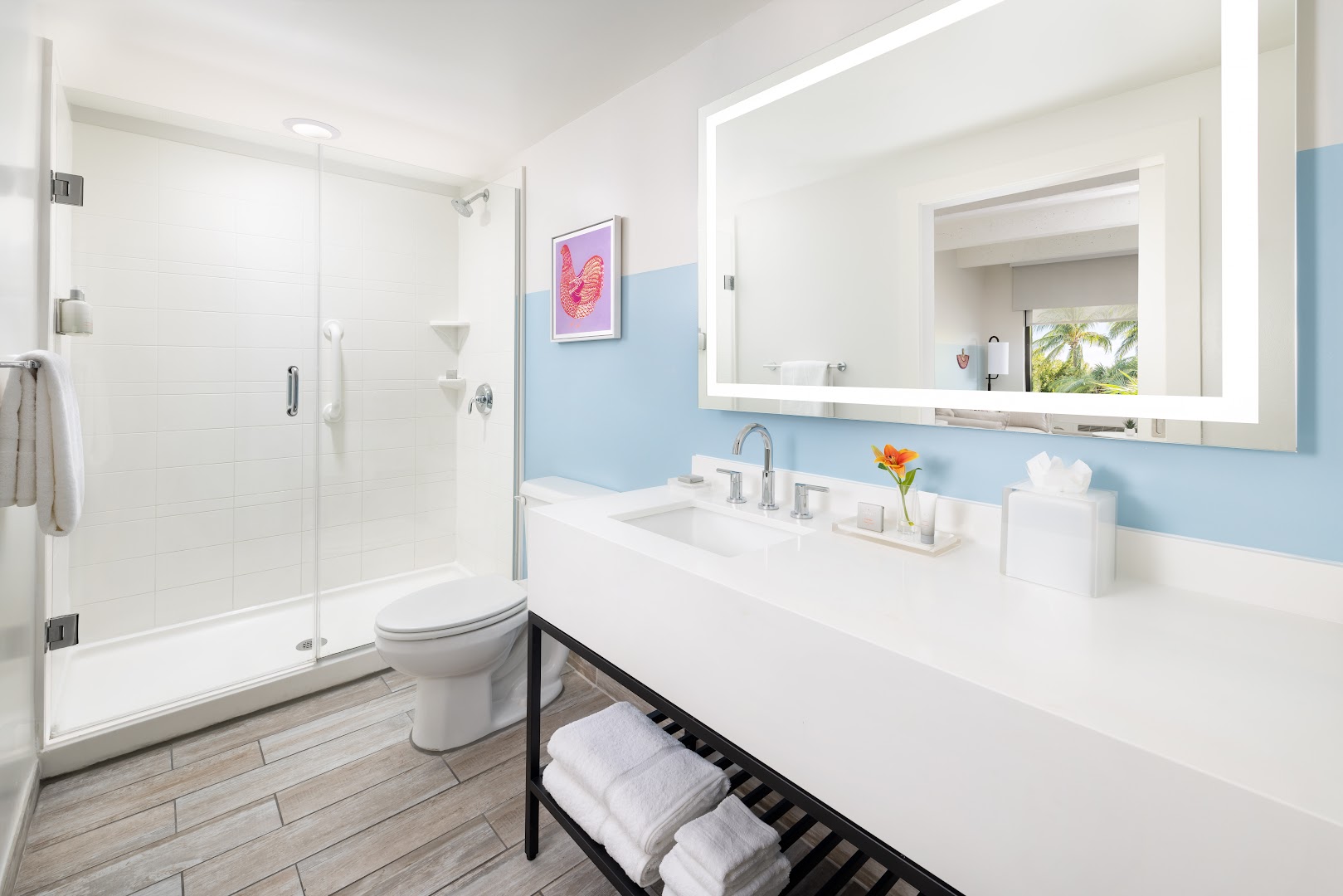 Blue Flamingo Resort: clean professional hotel bathroom photo