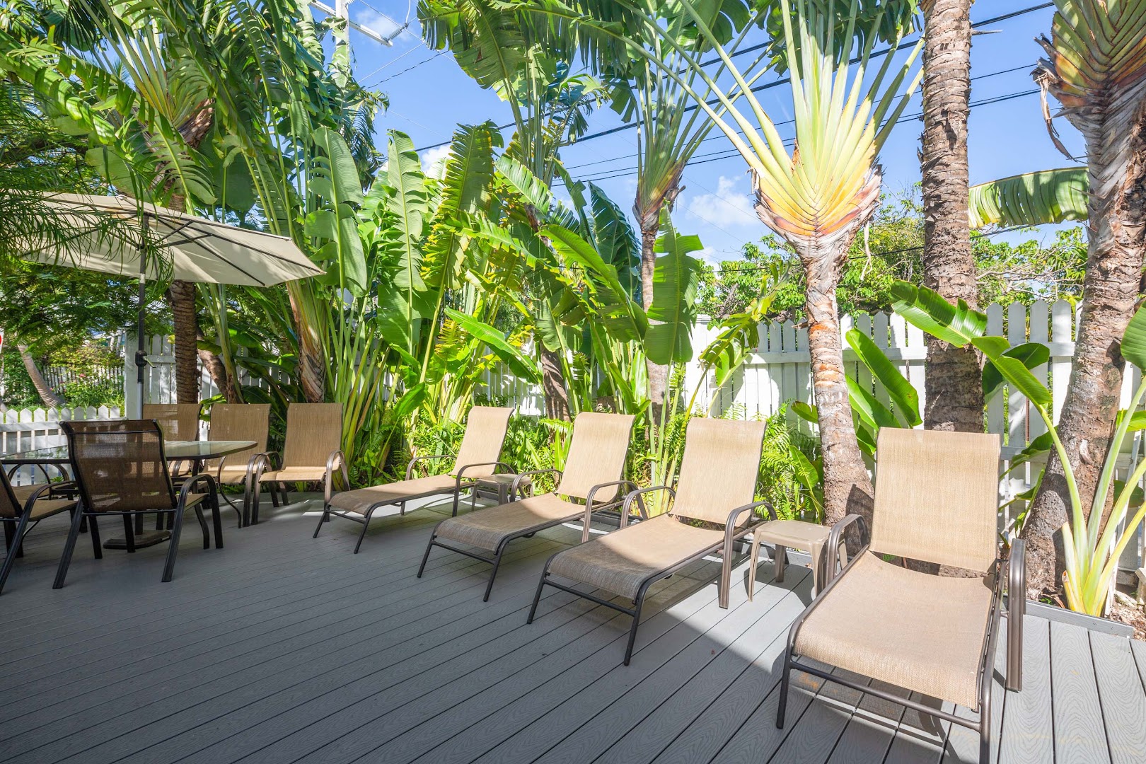 Kona Kai Oasis: inviting hotel pool deck area
