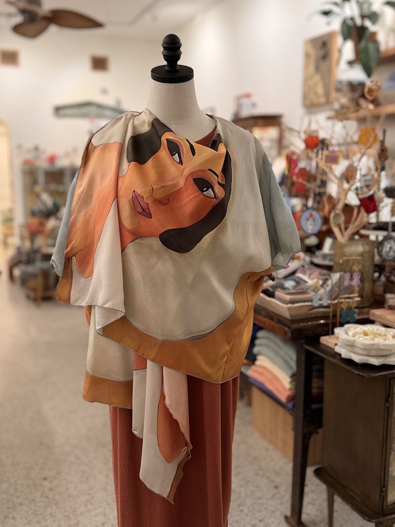 Luna Boutique: clear product display in shop