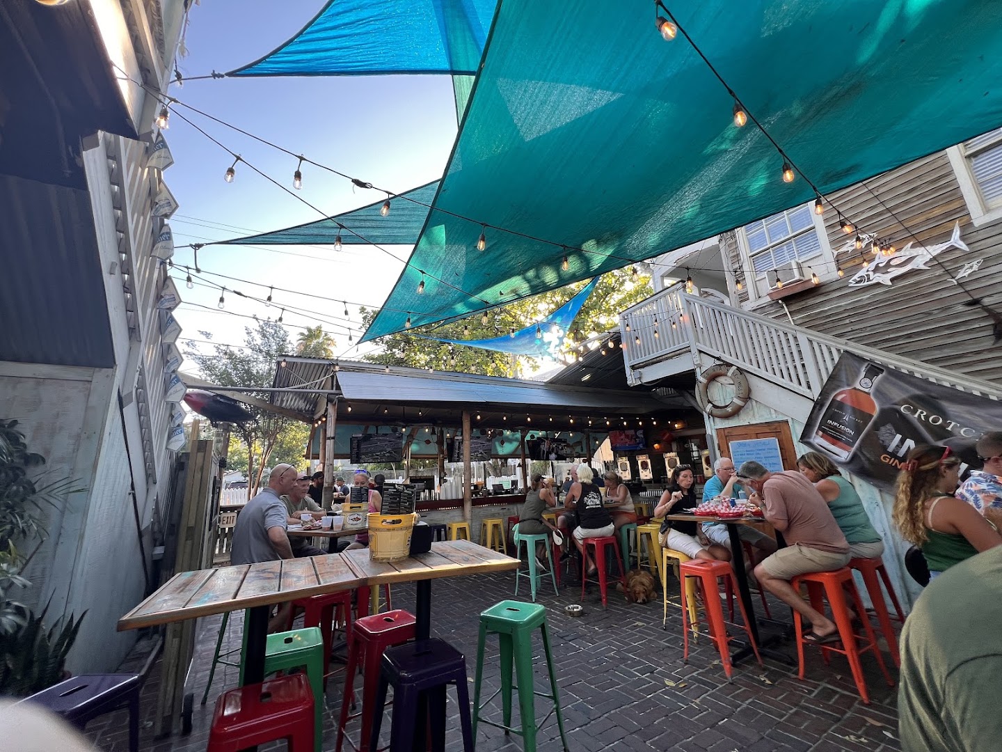Smokin' Tuna Saloon: vibrant venue atmosphere well