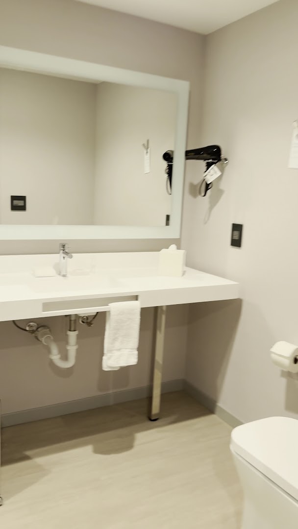 AC Hotel Las Vegas Symphony Park: clean professional hotel bathroom photo
