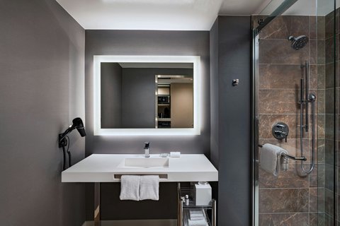 AC Hotel Las Vegas Symphony Park: professional photo of hotel bathroom