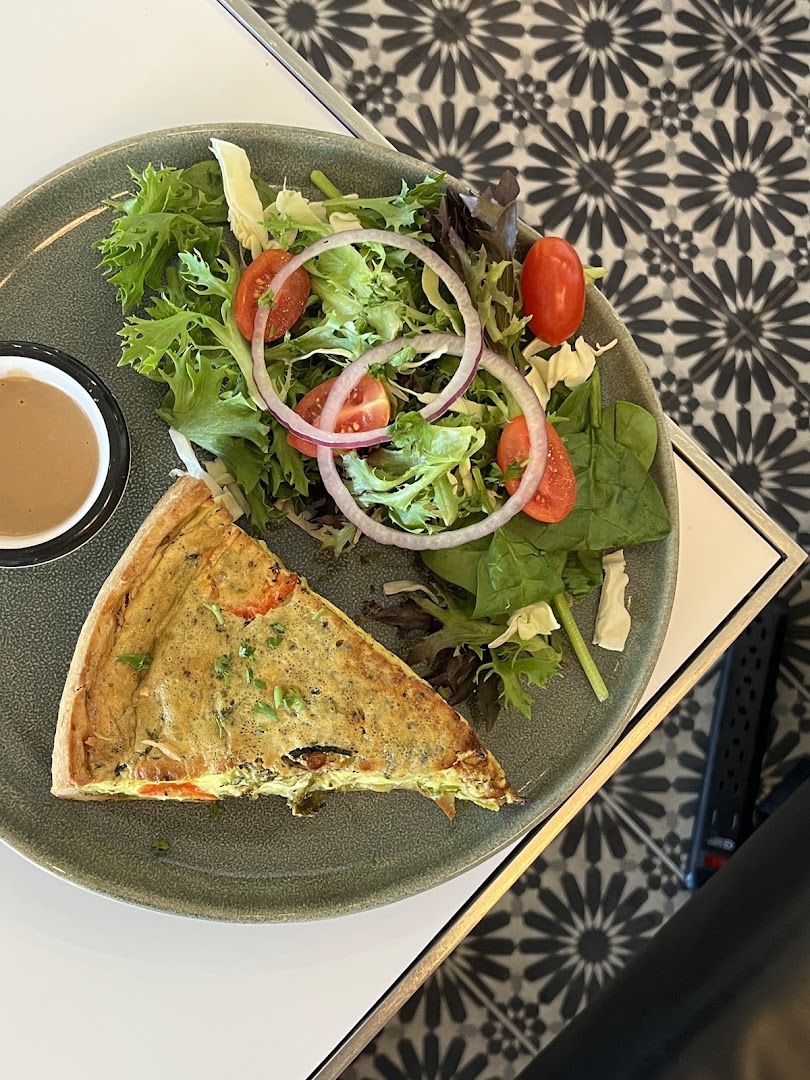 Baguette Cafe: appetizing, high-quality food photography