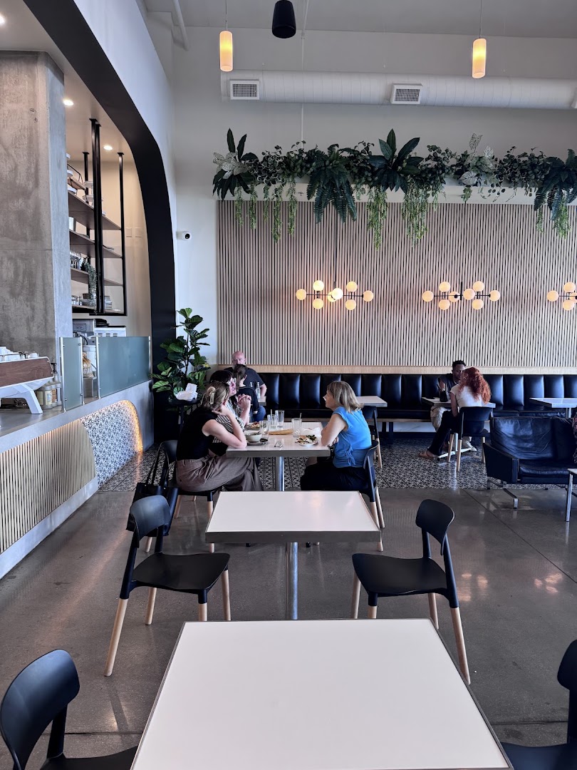 Baguette Cafe: clear, inviting interior atmosphere