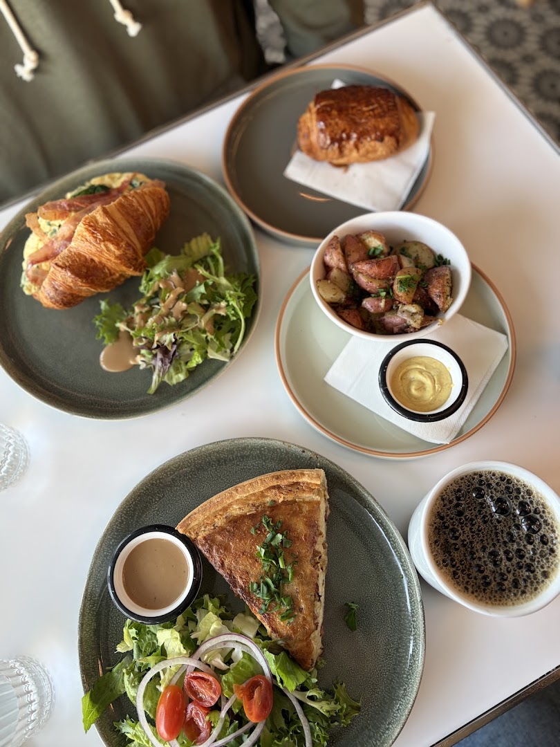 Baguette Cafe: appetizing, high-quality food photography