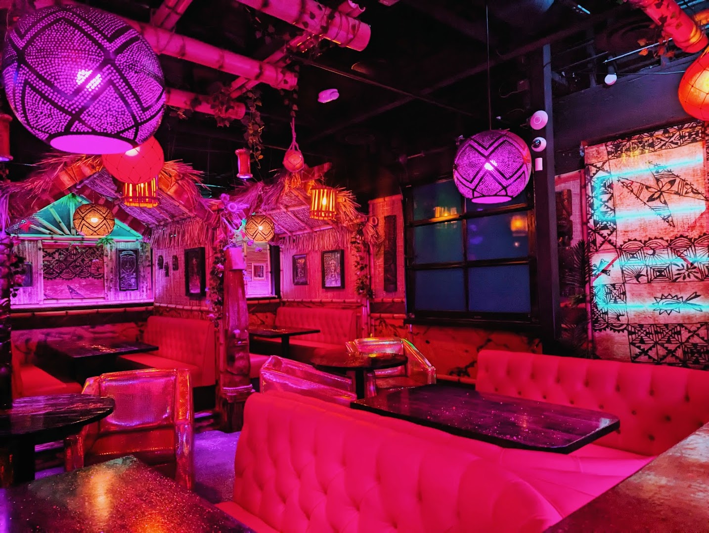 Glitter Gulch Tiki: vibrant tiki bar atmosphere