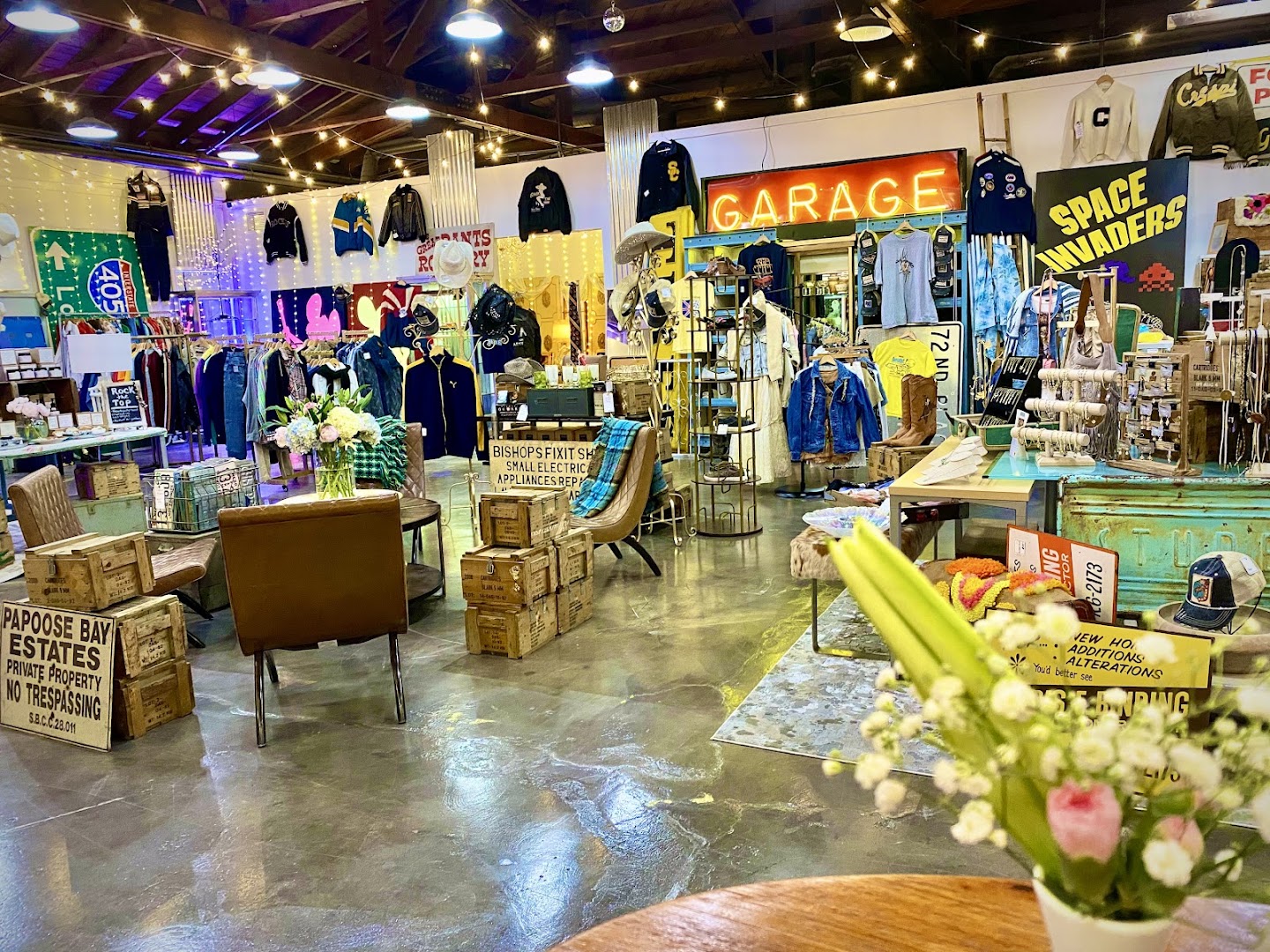 Old School Vintage: clear, inviting shop interior display
