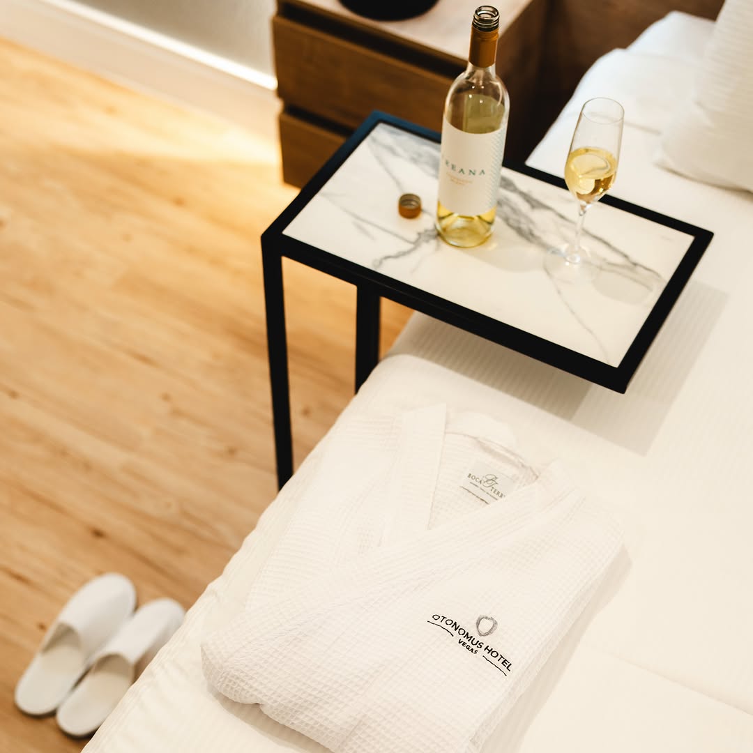 Otonomus Hotel: professional, inviting hotel room atmosphere
