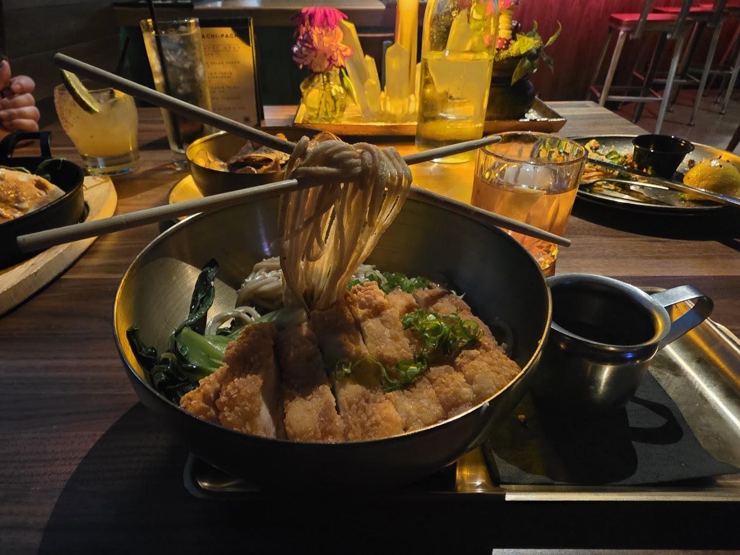 Pachi-Pachi: appetizing food photography in bar setting