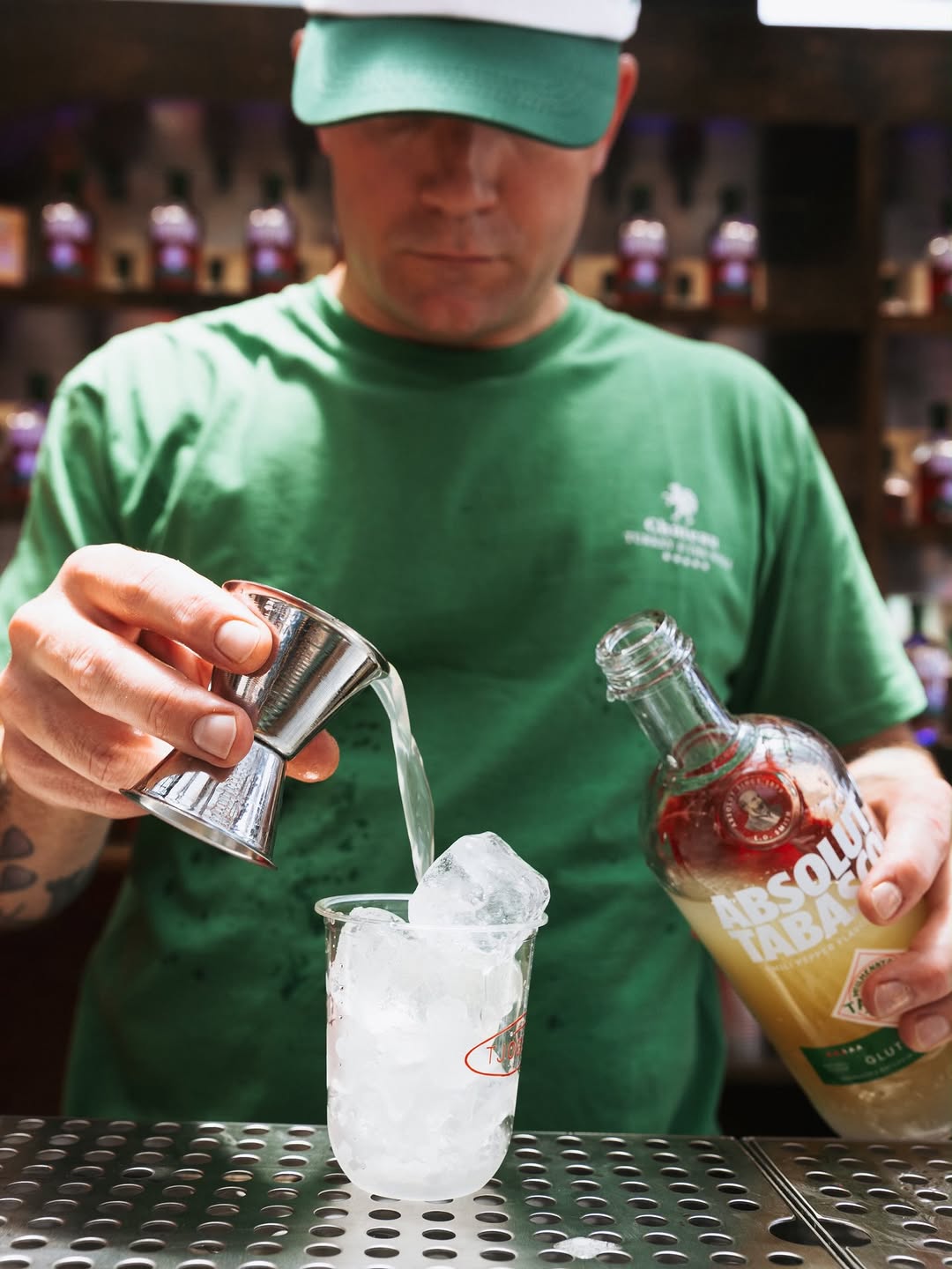 Turkey & The Wolf: professional shot of drink preparation