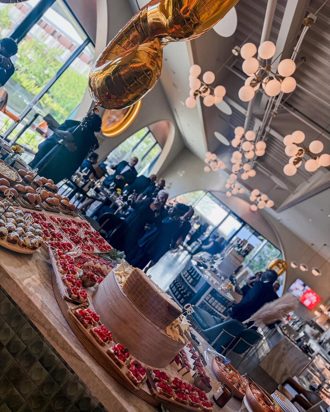 Wineaux UnCommons: atmosphere and food spread