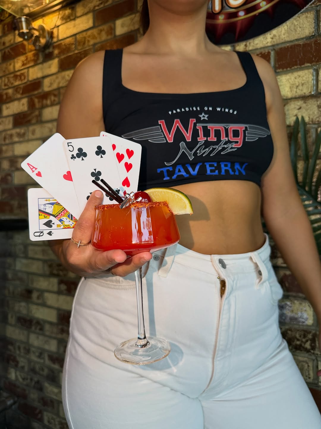 Wing Nutz Tavern: professional staff and drink photo