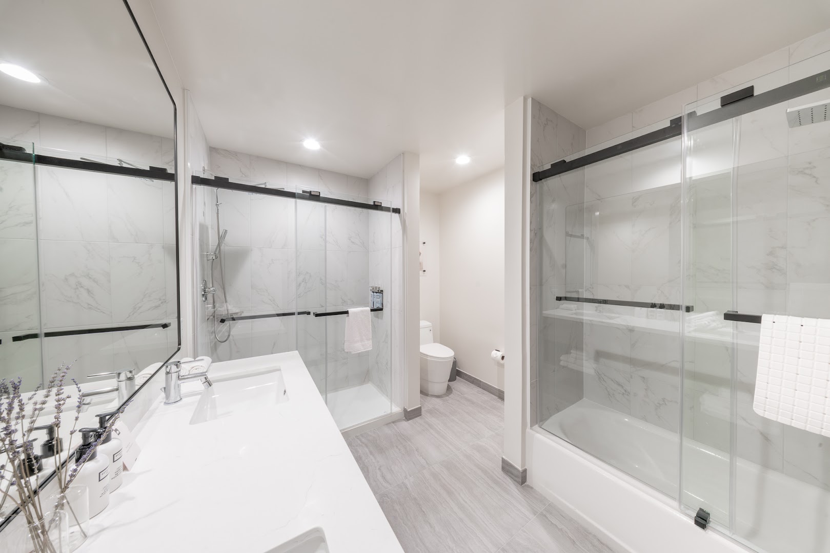 Kins Hotel: clean professional hotel bathroom photo