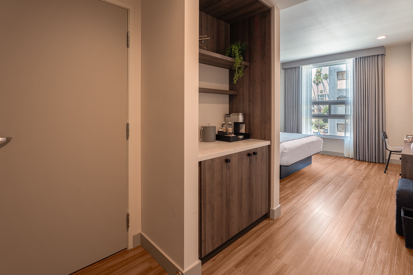 Kins Hotel: professional photo of hotel room