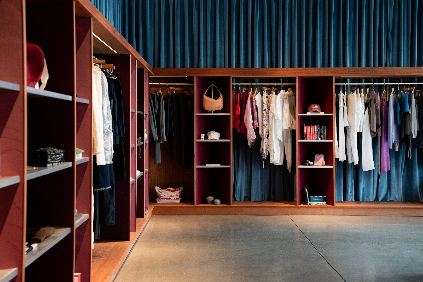 Lang: professional interior shop display photo