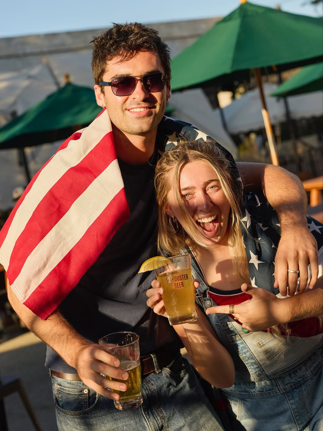 Skyduster Brewing: happy customers enjoying drinks