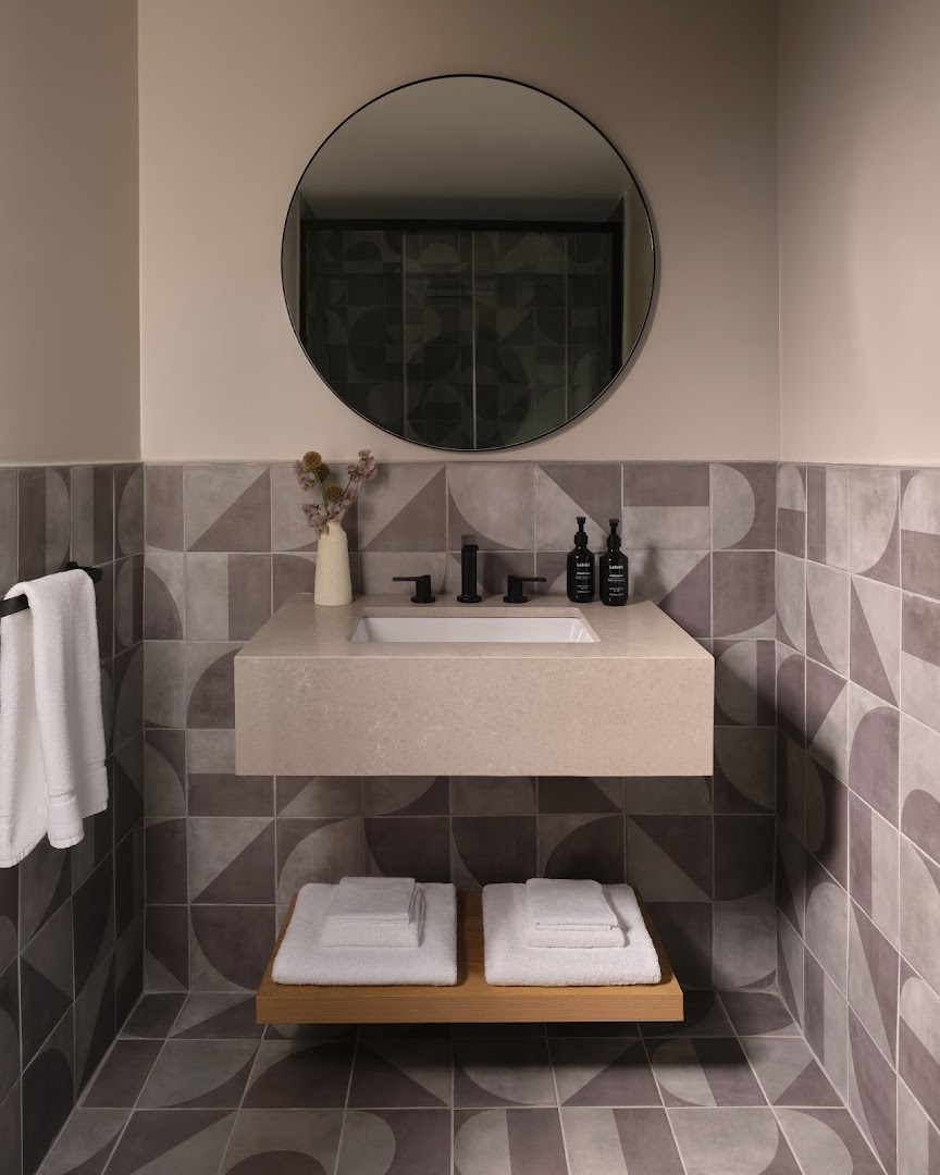 The Ivory: professional, high-quality hotel bathroom photo