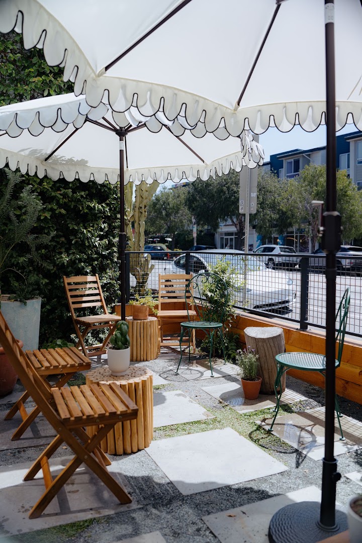 Vin on Rose Fromagerie: inviting and professional terrace photo