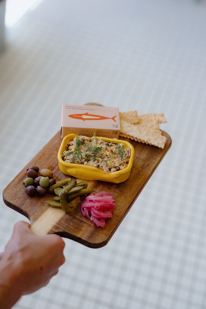 Vin on Rose Fromagerie: appetizing, high-quality food presentation