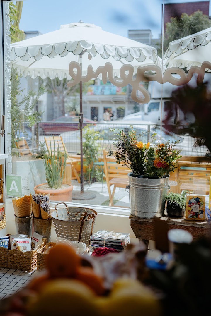Vin on Rose Fromagerie: inviting and aesthetic venue atmosphere