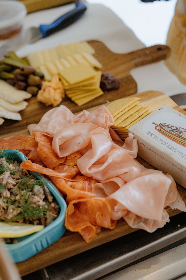 Vin on Rose Fromagerie: appetizing, high-quality food photography