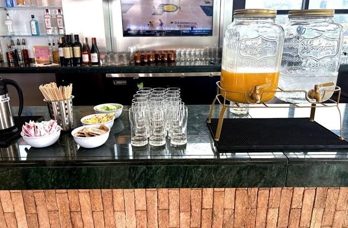 Whisky Hotel: clean hotel breakfast station photo
