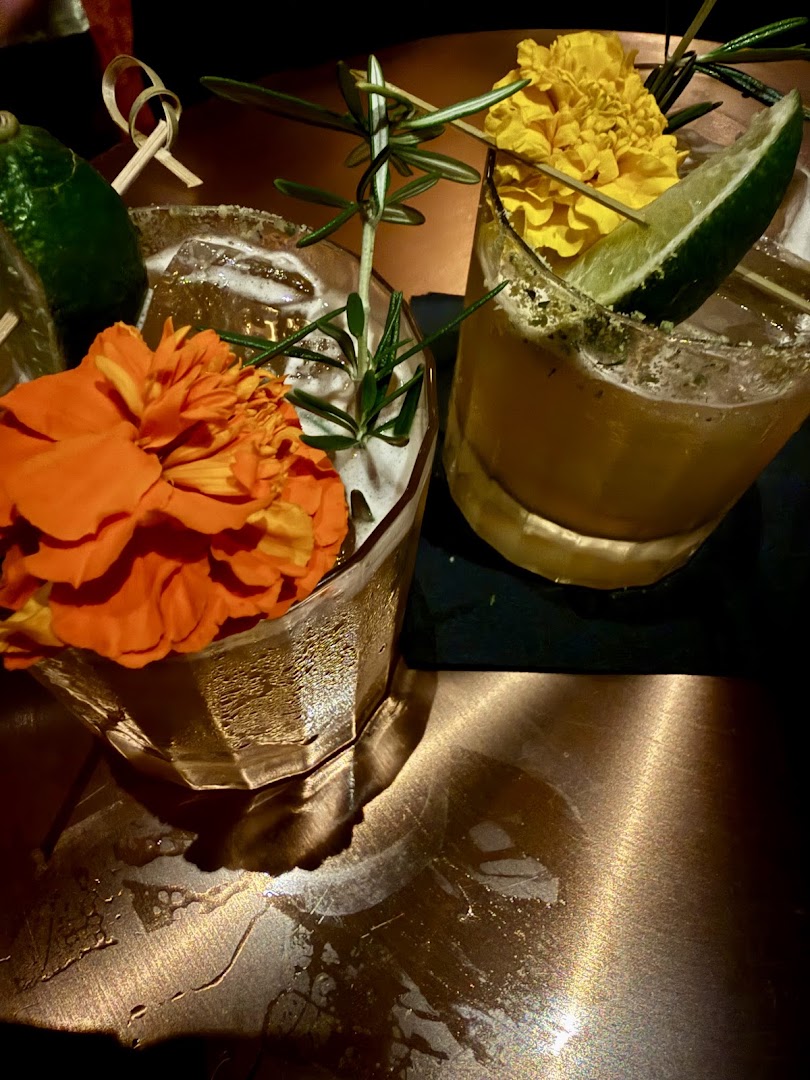 400 Vinyl Room: high quality, appealing cocktail photo